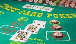 Dealer live casino profesional memandu permainan kartu secara langsung
